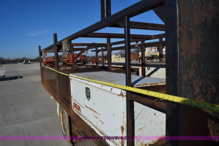 image for item L1165 1991 International 4600LP flatbed truck