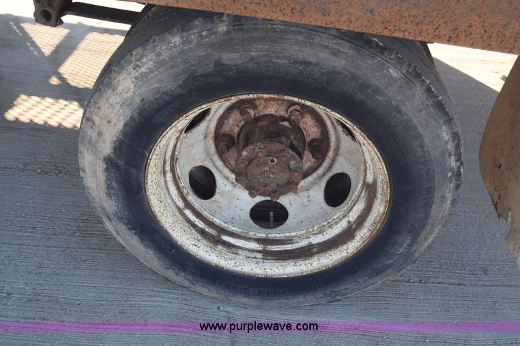 image for item L1165 1991 International 4600LP flatbed truck