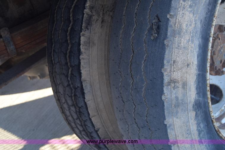 image for item L1165 1991 International 4600LP flatbed truck