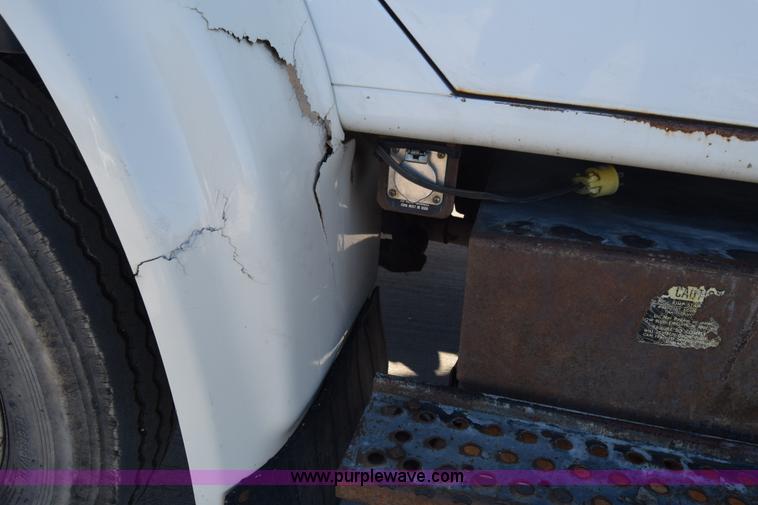 image for item L1165 1991 International 4600LP flatbed truck