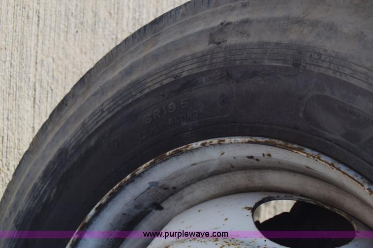 image for item L1165 1991 International 4600LP flatbed truck