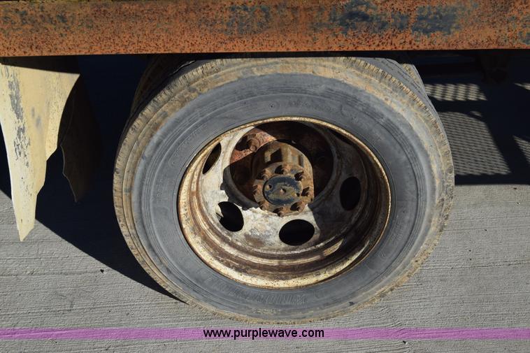 image for item L1165 1991 International 4600LP flatbed truck