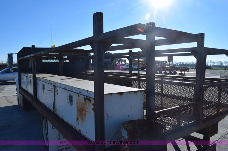 image for item L1165 1991 International 4600LP flatbed truck