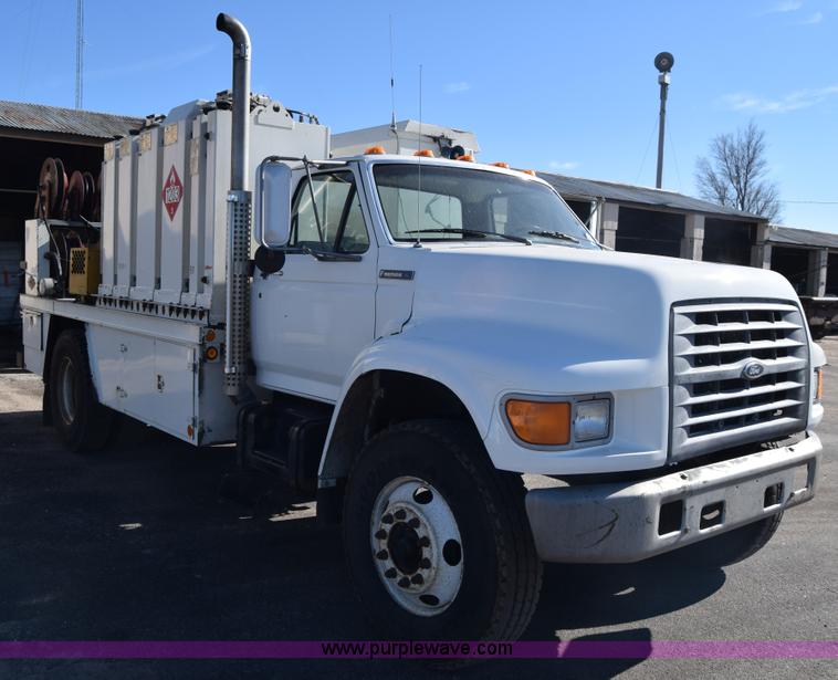 image for item L1195 1995 Ford F800 service truck