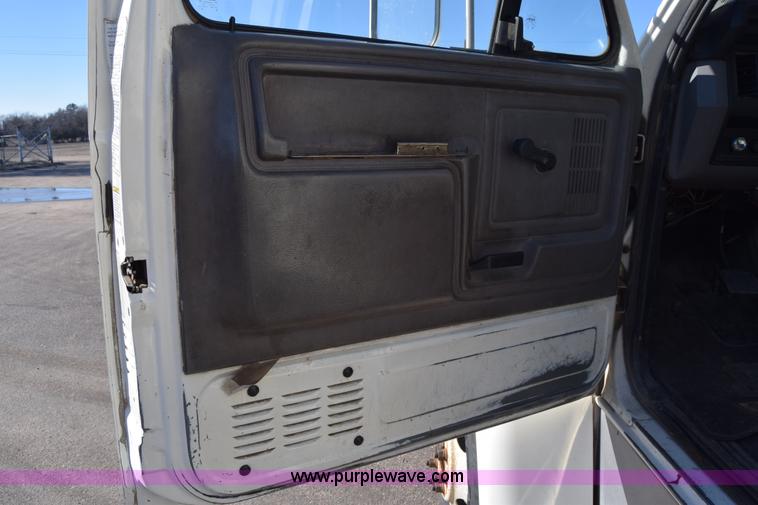image for item L1195 1995 Ford F800 service truck