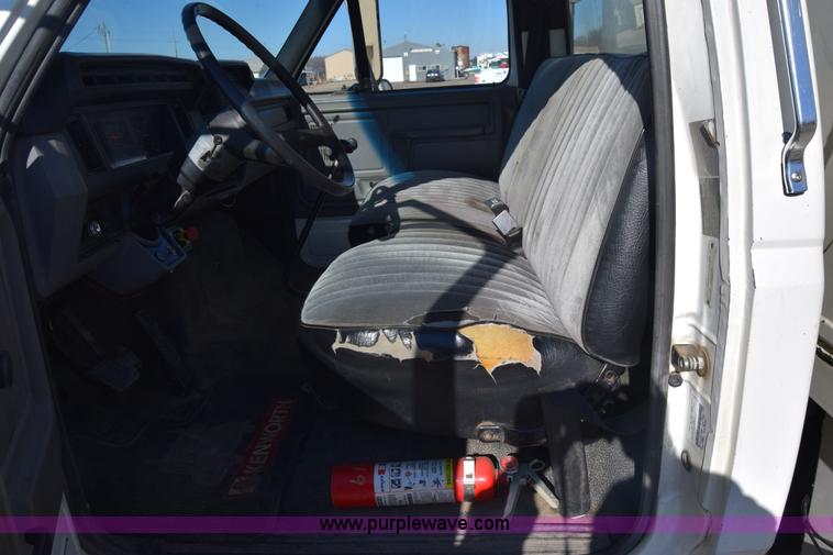 image for item L1195 1995 Ford F800 service truck