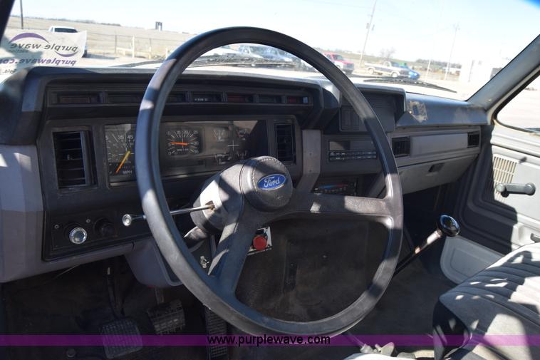 image for item L1195 1995 Ford F800 service truck