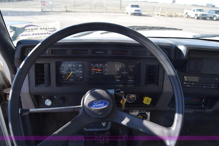 image for item L1195 1995 Ford F800 service truck