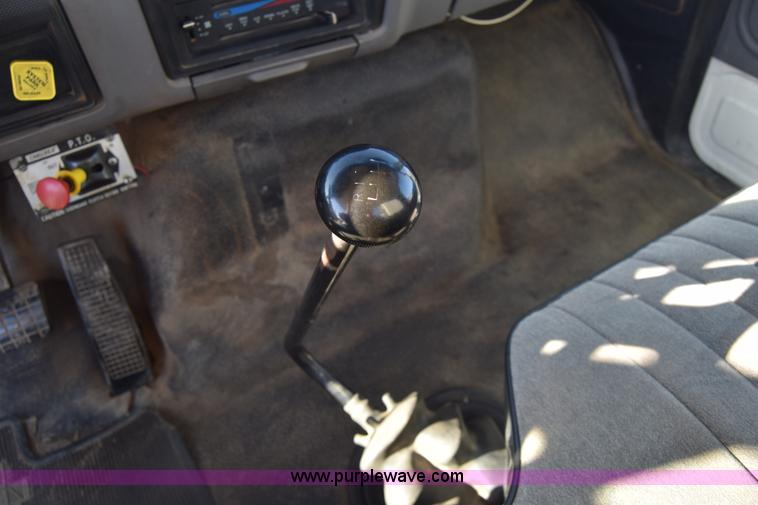 image for item L1195 1995 Ford F800 service truck