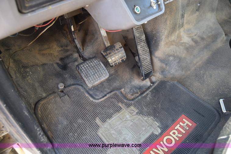 image for item L1195 1995 Ford F800 service truck