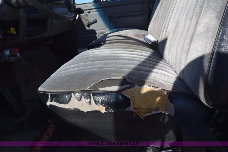 image for item L1195 1995 Ford F800 service truck