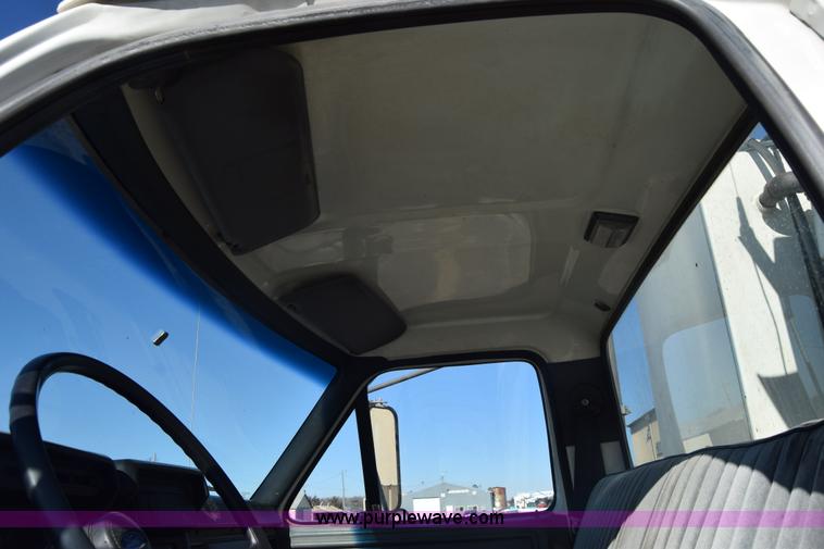 image for item L1195 1995 Ford F800 service truck