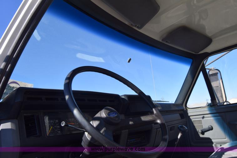 image for item L1195 1995 Ford F800 service truck
