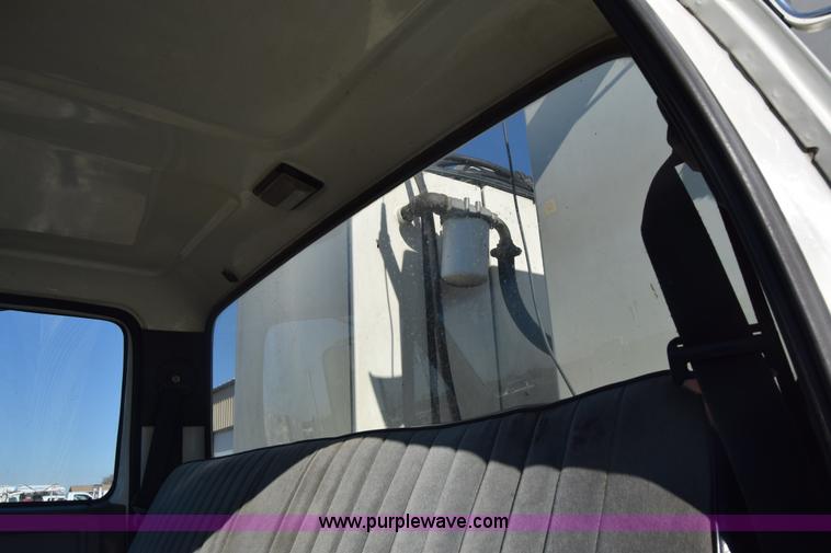 image for item L1195 1995 Ford F800 service truck