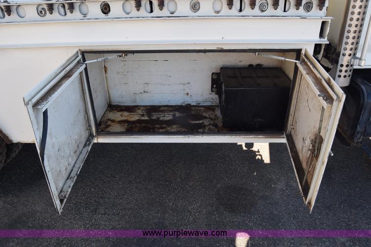 image for item L1195 1995 Ford F800 service truck