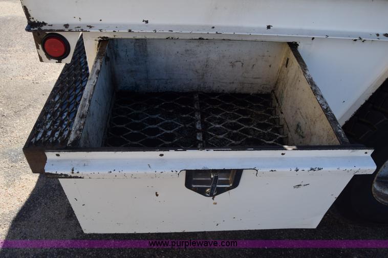 image for item L1195 1995 Ford F800 service truck