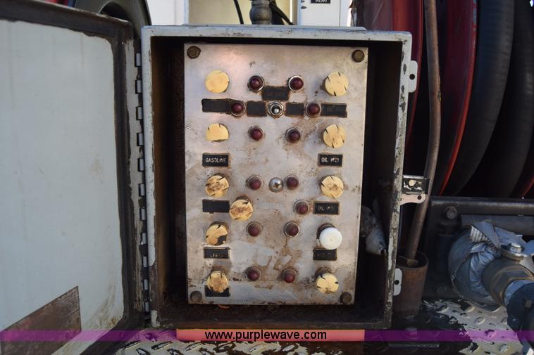 image for item L1195 1995 Ford F800 service truck