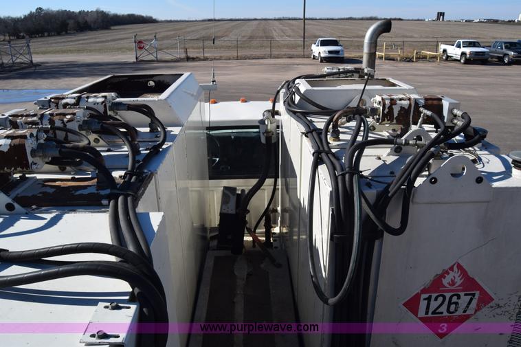 image for item L1195 1995 Ford F800 service truck