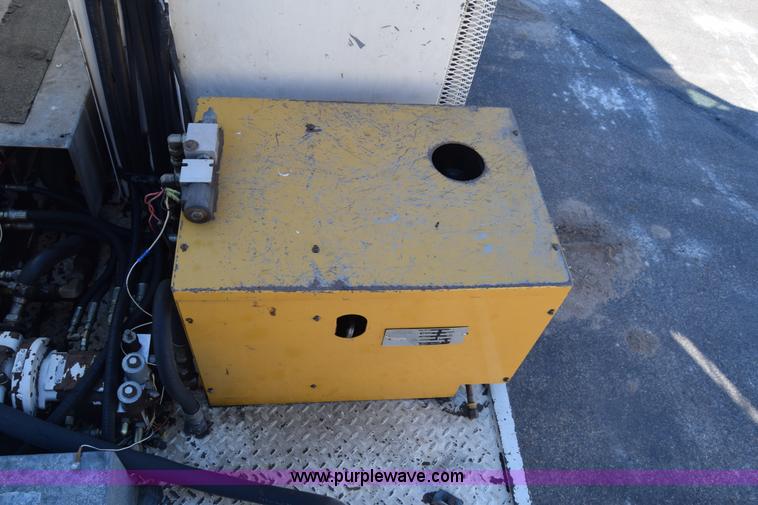 image for item L1195 1995 Ford F800 service truck