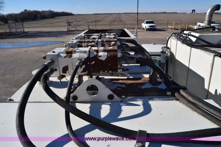 image for item L1195 1995 Ford F800 service truck