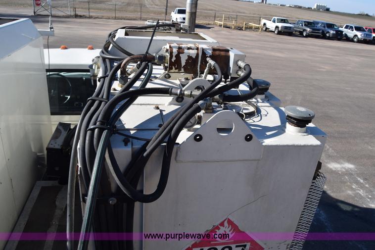 image for item L1195 1995 Ford F800 service truck