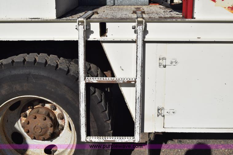 image for item L1195 1995 Ford F800 service truck