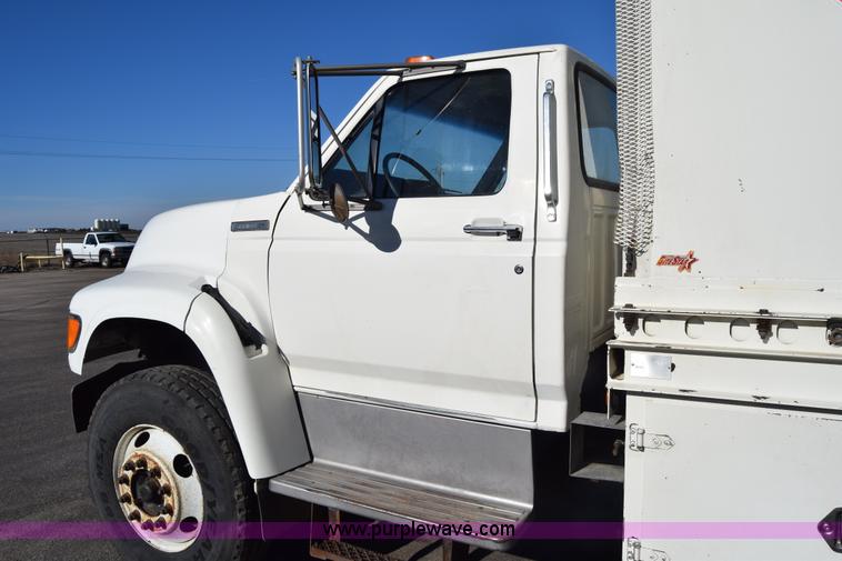 image for item L1195 1995 Ford F800 service truck