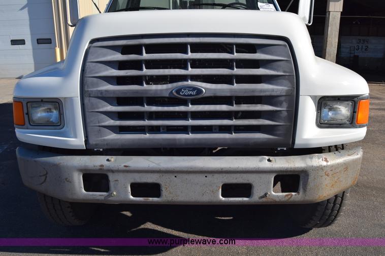 image for item L1195 1995 Ford F800 service truck
