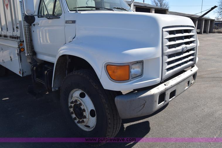 image for item L1195 1995 Ford F800 service truck