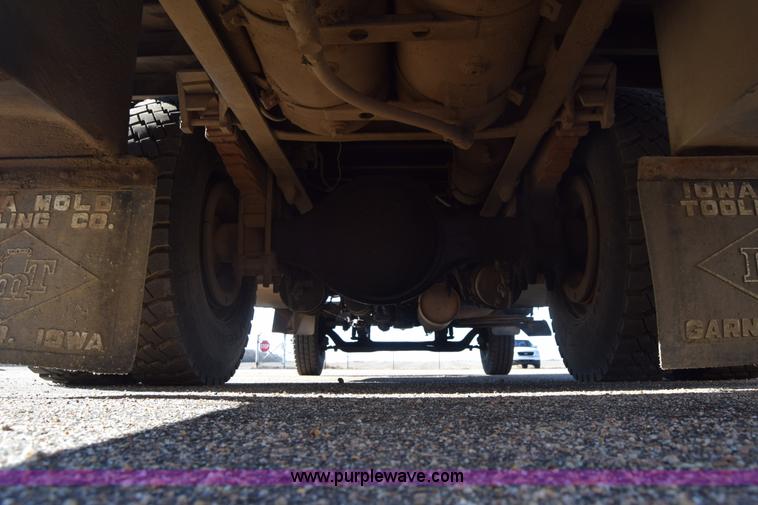 image for item L1195 1995 Ford F800 service truck