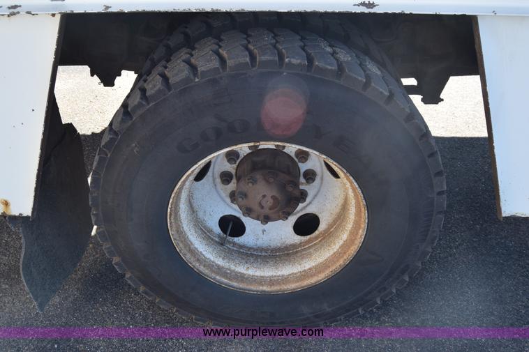 image for item L1195 1995 Ford F800 service truck