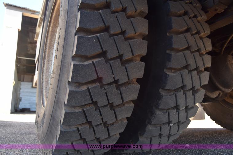 image for item L1195 1995 Ford F800 service truck