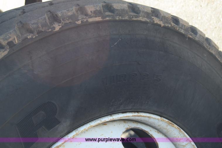 image for item L1195 1995 Ford F800 service truck