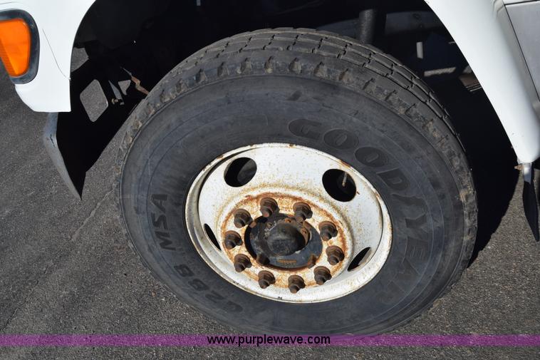 image for item L1195 1995 Ford F800 service truck