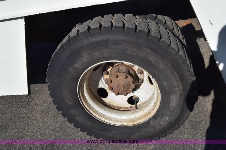 image for item L1195 1995 Ford F800 service truck