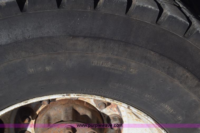 image for item L1195 1995 Ford F800 service truck