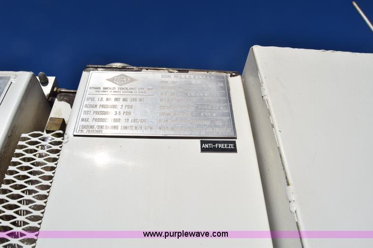 image for item L1195 1995 Ford F800 service truck