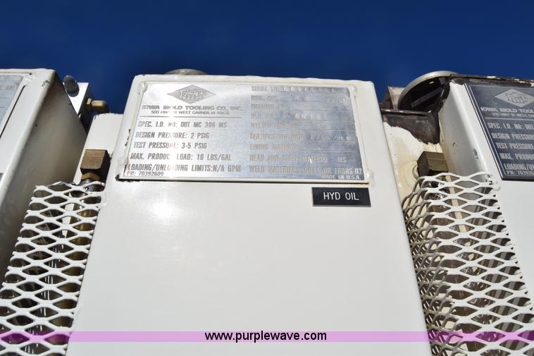 image for item L1195 1995 Ford F800 service truck