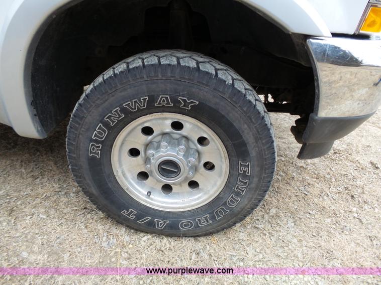 image for item L3659 2003 Ford F250 XLT Super Duty Crew Cab pickup truck