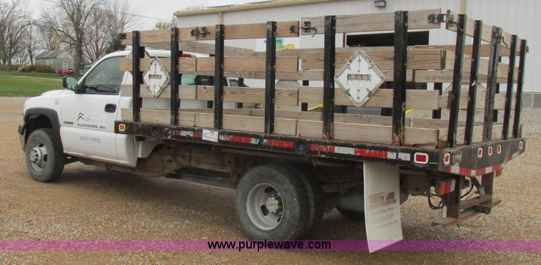 image for item L4131 2001 Chevrolet Silverado 3500 flatbed pickup truck