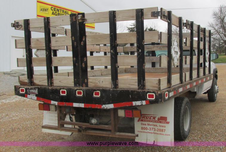 image for item L4131 2001 Chevrolet Silverado 3500 flatbed pickup truck