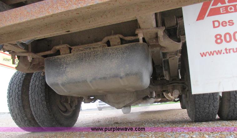 image for item L4131 2001 Chevrolet Silverado 3500 flatbed pickup truck