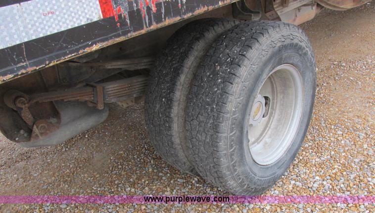 image for item L4131 2001 Chevrolet Silverado 3500 flatbed pickup truck