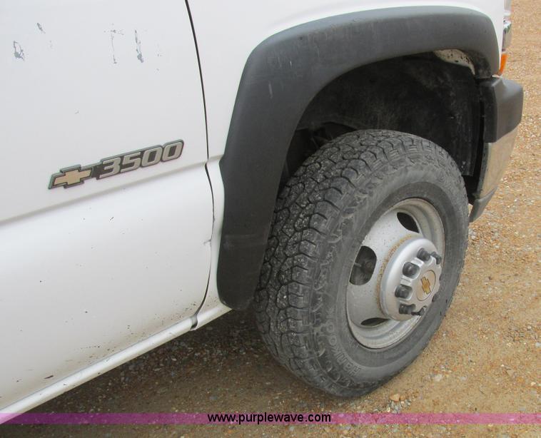 image for item L4131 2001 Chevrolet Silverado 3500 flatbed pickup truck