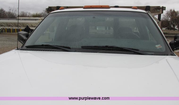 image for item L4131 2001 Chevrolet Silverado 3500 flatbed pickup truck