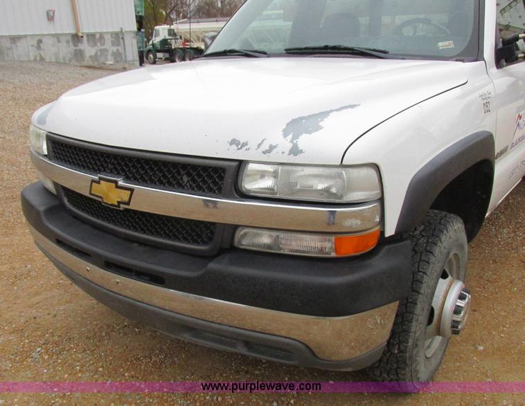 image for item L4131 2001 Chevrolet Silverado 3500 flatbed pickup truck