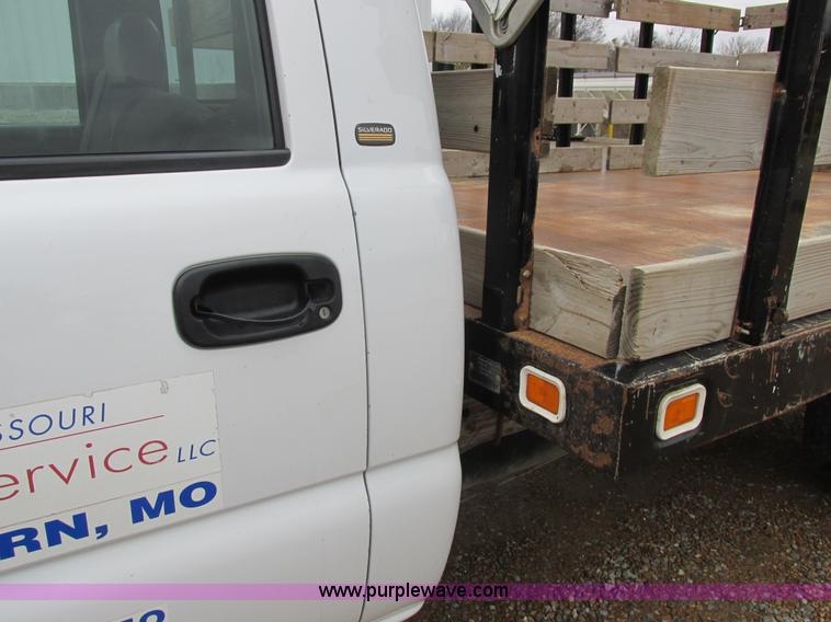 image for item L4131 2001 Chevrolet Silverado 3500 flatbed pickup truck