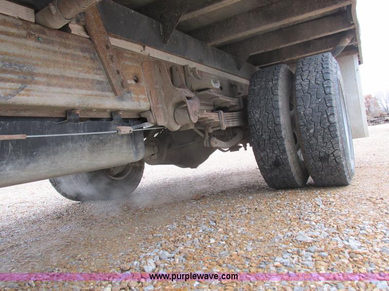 image for item L4131 2001 Chevrolet Silverado 3500 flatbed pickup truck