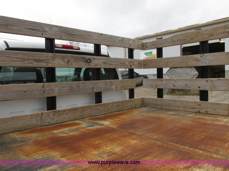 image for item L4131 2001 Chevrolet Silverado 3500 flatbed pickup truck