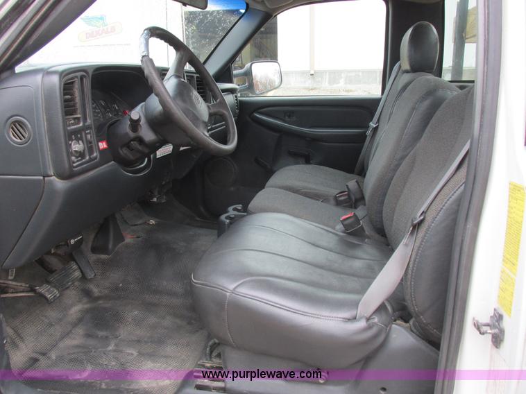 image for item L4131 2001 Chevrolet Silverado 3500 flatbed pickup truck